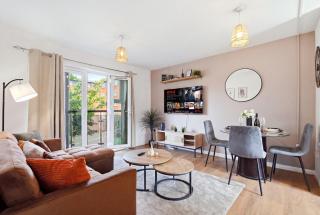 Elegant 2-Bed City Centre Flat, Free Parking - 1