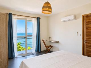 MéMé's Ocean View Apartment - 4