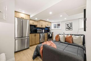 Stylish 2BR West End Oasis Near High Park - 7
