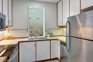 Lake Union Waterfront 2BR Large Balcony Sleeps 6 - 2