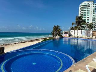 Walk to Party Center and enjoy a great beach at Punta Cancun - 1