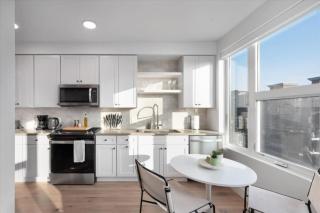 Vibrant 1BD 1BA Pool, Gym, HTub, Bowling and More - 6