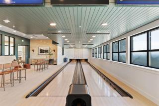 Vibrant 1BD 1BA Pool, Gym, HTub, Bowling and More - 2
