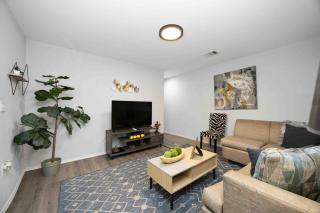 Cozy Two Bedroom Home Minutes from Downtown! - Houston - 2
