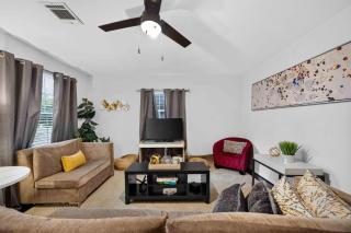 Cozy Heights 2 BD Bungalow, Walkable - 1
