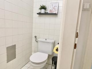 Central Spacious Apartment with Balcony & Free Parking - 7