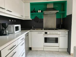 Central Spacious Apartment with Balcony & Free Parking - 2