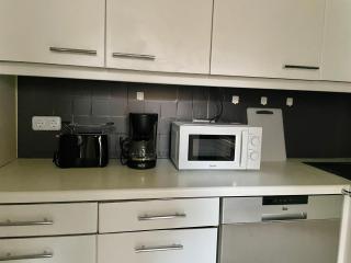 Central Spacious Apartment with Balcony & Free Parking - 1