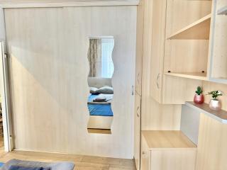 Stylish Apartment near Airport & Train - 5