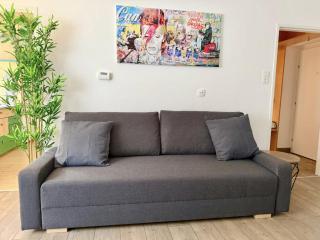 Stylish Apartment near Airport & Train - 0
