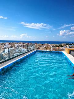 Private room with rooftop pool & mini gym - 0