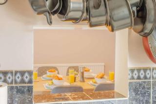 4 Bedroom Home Garden & Parking Guildford - 8