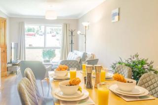 4 Bedroom Home Garden & Parking Guildford - 7