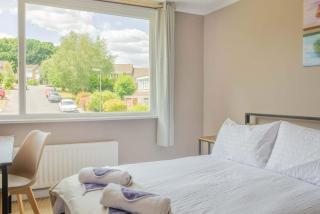 4 Bedroom Home Garden & Parking Guildford - 3