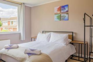 4 Bedroom Home Garden & Parking Guildford - 2