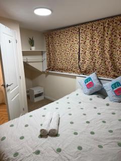 En-suit Double bedroom in Thornbury Bradford - 9