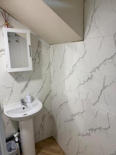 En-suit Double bedroom in Thornbury Bradford - 5