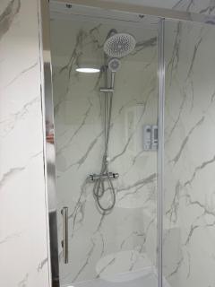 En-suit Double bedroom in Thornbury Bradford - 4