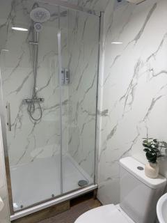 En-suit Double bedroom in Thornbury Bradford - 3