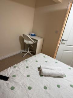 En-suit Double bedroom in Thornbury Bradford - 7
