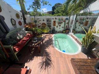 Bangalô térreo, com quintal e piscina privativos - 0