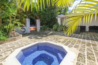Poolside Paradise Near Beach - Pavilion Villa - 4