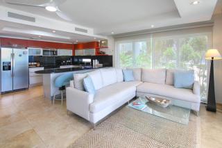 Stunning Beachfront 2-Bed Condo with Pool - Ocean One 204 - 4