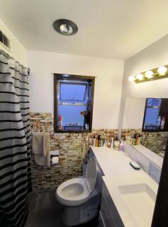Vancouver Main Guesthouse- Airport 9 Min, Free Parking - 1