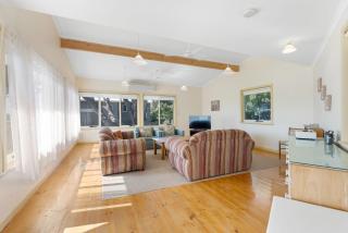 18 Seaview Rd - Great Location with Distant Sea Views - 4
