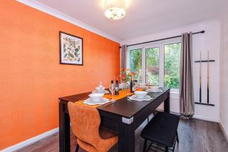 Stylish 4 Bedroom Home with Pool Table PS4 and Parking - 6