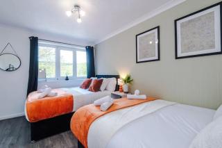 Stylish 4 Bedroom Home with Pool Table PS4 and Parking - 1