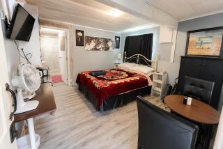 Guest Suite Private Retreat for 2 Guests With AC - 4 Units Available - 7