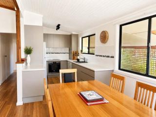 Lockhart Leafy Cottage - walk to Mollymook Beach - 8