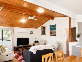 Lockhart Leafy Cottage - walk to Mollymook Beach - 2