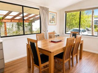 Lockhart Leafy Cottage - walk to Mollymook Beach - 1