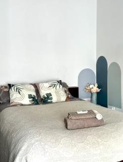 Cozy Room with French balcony - 6