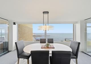 The Penthouse with Spa, Sauna, Gym, 360 Views, 4BR - 7