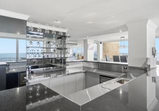 The Penthouse with Spa, Sauna, Gym, 360 Views, 4BR - 2