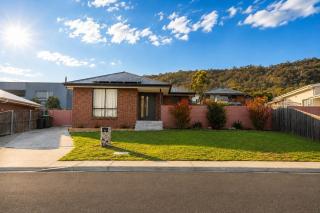 Cozy Cambridge Family Home, Pet Friendly & Airport - 0