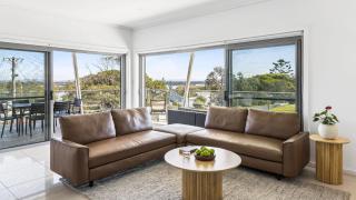 Pilotage 1 - Elevated Yamba Escape with River, Ocean & Sunset Views - Holiday Yamba - 9