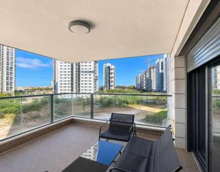 Modern 4BR Apt l Balcony l Mamad l Bldg Renovation - 9