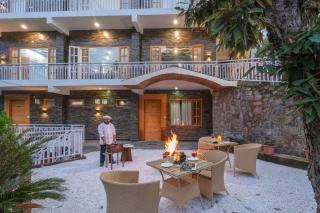 ELIVAAS Signature Secret Escape Pet-friendly 2-BHK Retreat with Patio & Restro Near Ashwani Khad Waterfall - 4