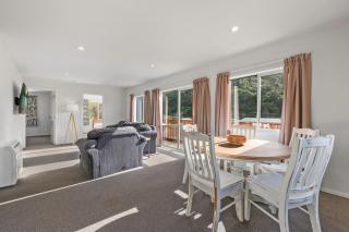 Hillside Retreat 2BR Home with Views & Parking - 3