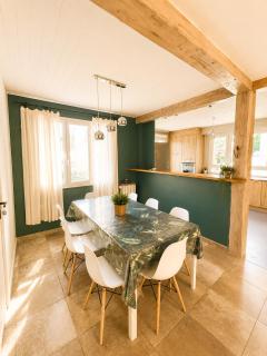 Beautiful house with garden, ideal for a large group, 9 chambres , 12 personnes - 0