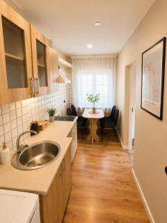 Apartment 8 - Bright 2BR Apartment, Near Centre, Airport Access - 9