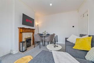 Spacious 4 Bedroom Leicester Home with Parking for 2 and Sleeps 8 - 3