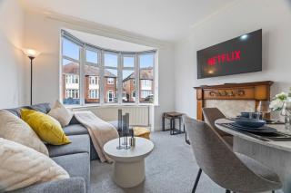 Spacious 4 Bedroom Leicester Home with Parking for 2 and Sleeps 8 - Leicester - 9