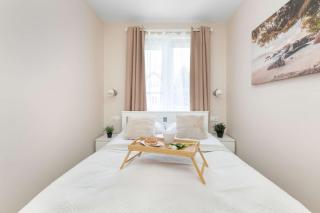 Spacious Apartment with a Large Balcony & 3 Bedrooms by Noclegi Renters - 1