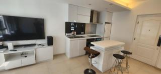 Rare Spacious 2BR in Mid-Levels - 4