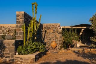 Pavlaina Complex of Traditional Residences in Nisyros. Enjoy the garden and the Sea View - 9